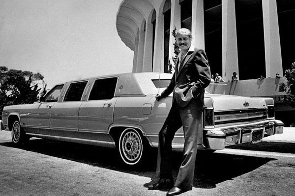 Lakers owner Jerry Buss outside the Forum in 1979. 