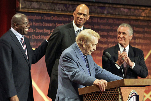 Jerry Buss speaks during the Hall of Fame ceremony.