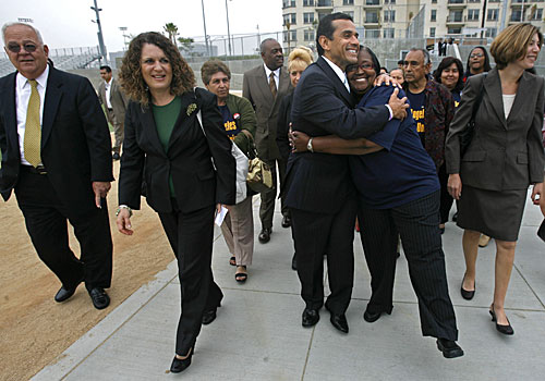 Mayor Antonio Villaraigosa hugs parent Shirley Ford en route to a news conference in May announcing changes in the L.A. Unified board. He's accompanied by Richard Vladovic, left, Marlene Canter and Tamar Galatzan, right. 