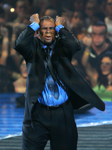 R. Kelly performs on stage during the 2005 MTV Video Music Awards.