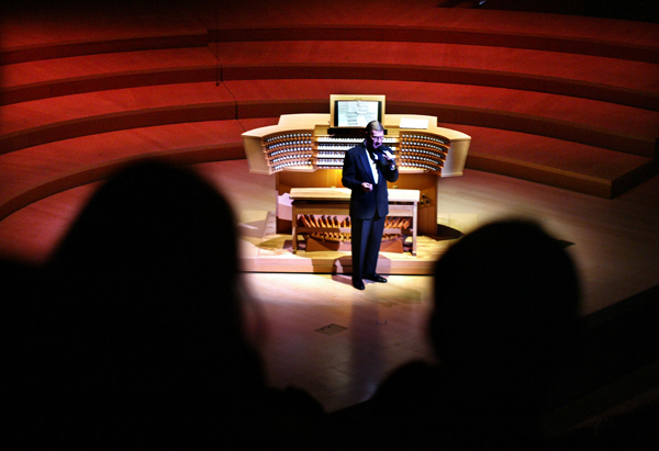 Organist Frederick Swann introduces his program during the recital that officially inaugurates the Disney Hall organ.