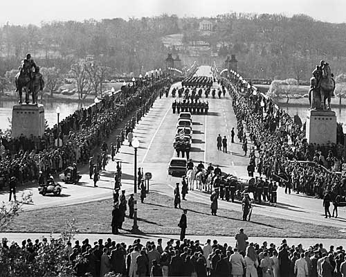The horse-drawn caisson bearing the body of the late president turns into Memorial Bridge on the way to Arlington National Cemetery. 