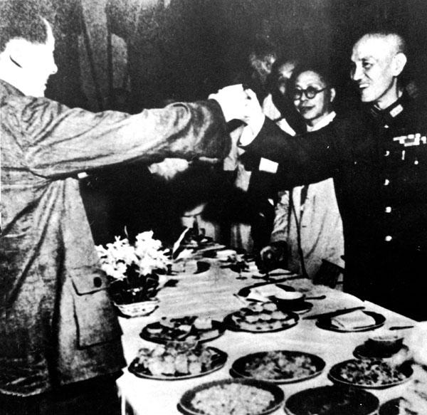Natioinalist leader Chiang Kai-shek and Communist leader Mao Tse-tung toast each other at a banquet held in Chongqing, China. (Sovfoto / UIG / Getty Images)