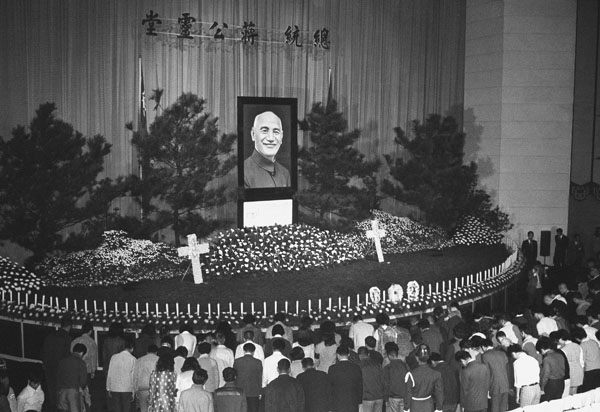 Mourners kneel before a huge altar and a portrait of the late Nationalist President Chiang Kai-shek at Taipei's Sun Yat Sen Memorial Hall. (PAN / Associated Press)