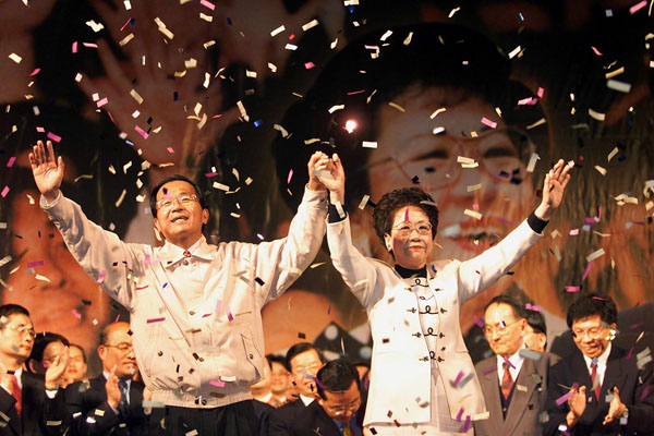 Chen Shui–bian and running mate Annette Lu acknowledge supporters in Taipei following the victory of their Democratic Progressive Party in presidential elections in 2000. (Thomas Cheng /AFP)