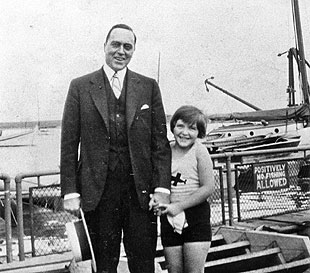 Nancy and her father Kenneth Robbins in Chicago in 1929