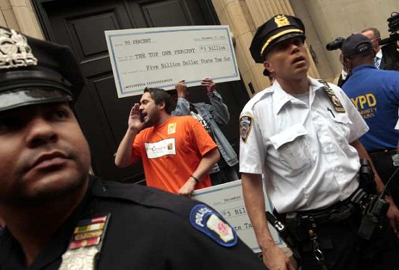 The "Millionaires March" in New York stopped at the home of hedge fund billionaire John Paulson in Manhattan. (Oct. 11, 2011)