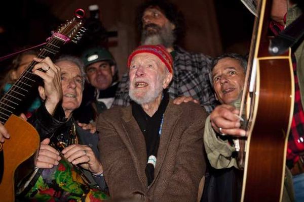 Pete Seeger iss accompanied by his grandson, Tao Rodriguez-Seeger, and Arlo Guthrie, Tom Chapin and David Amram.