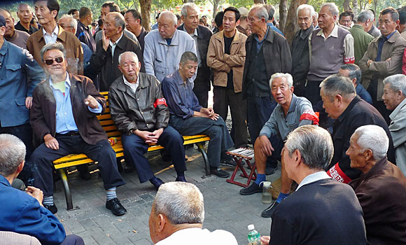 Elderly Chinese at a park in Zhengzhou gather to show support for Occupy Wall Street protesters. (Oct. 8, 2011)