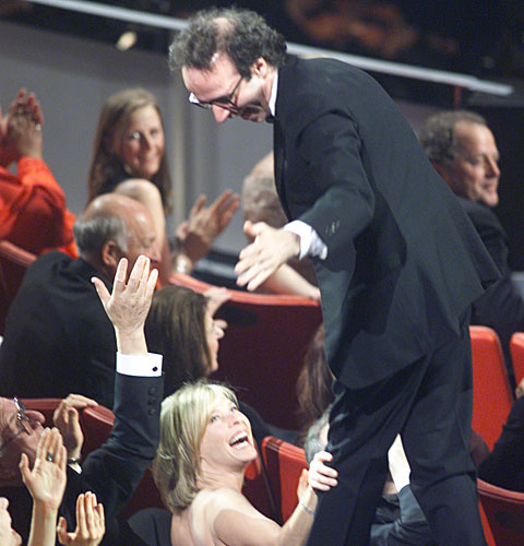 Robert Benigni takes an unconventional route to the stage after his "Life Is Beautiful" wins for foreign-language film. 