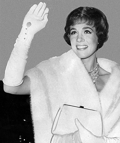 Julie Andrews waves as she arrives at the Oscars ceremony.