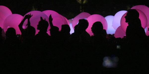 Fans listen to Arcade Fire amid balloons in 2011.