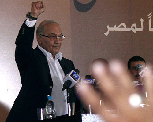 Egyptian presidential candidate Ahmed Shafik greets supporters at a news conference in Cairo.