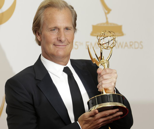 Jeff Daniels of HBO drama "The Newsroom" grips his Emmy.