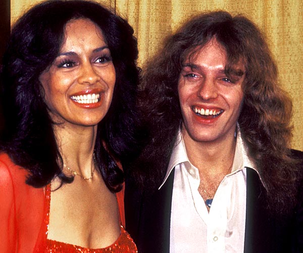Singer Marilyn McCoo and musician Peter Frampton attend the 1977 Grammy Awards at the Hollywood Palladium.