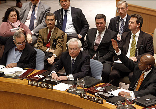 Security Council representatives Jose Filipe Moraes Cabral, left, of Portugal, and Baso Sangqu of South Africa flank Vitaly Churkin of Russia.
