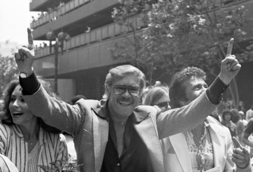 Jerry Buss flashes the No. 1 sign as his Lakers team is honored with a parade on May 19, 1980.