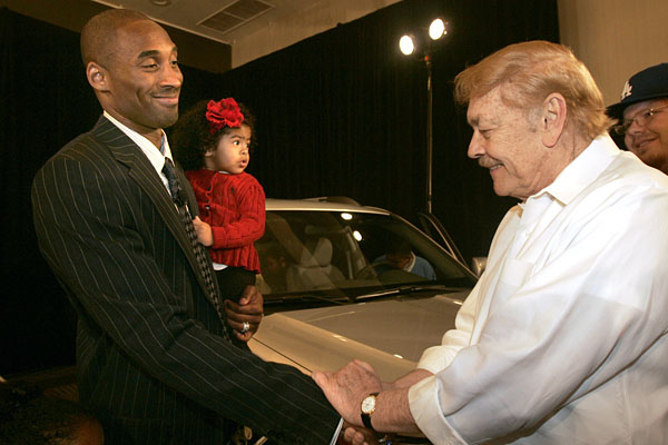 Bryant and Buss shake hands in 2008.