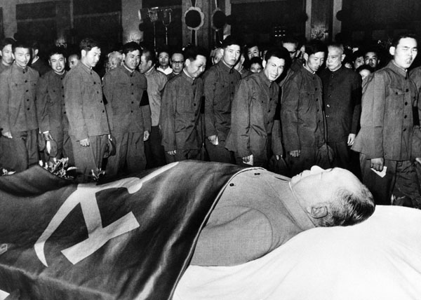 Members of the Chinese People's Liberation Army pay their respects as the body of Mao Tse-tung lies in state. (Associated Press)