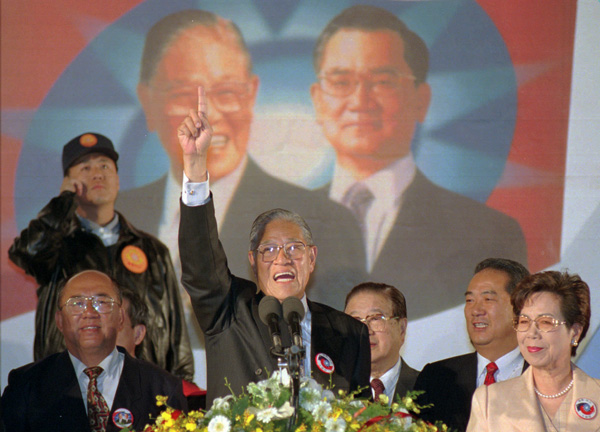 Incumbent Lee Teng-hui flashes a No. 1 sign outside the Nationalist Party headquarters in Taipei after becoming Taiwan's first popularly elected president. 