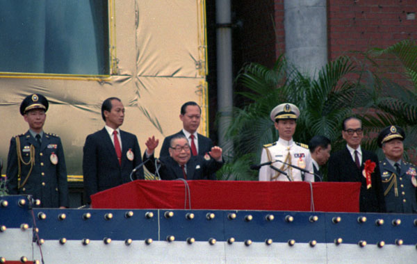 President Chiang Ching-kuo leads a crowd of 250,000 in a cheer of "wansui" (10,000 years) from a balcony at the Taiwanese presidential office in October 1987. (Yang / Associated Press)