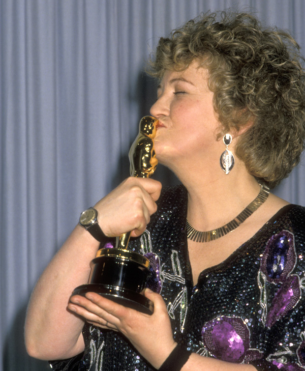 Brenda Fricker kisses Oscar at the 62nd Annual Academy Awards.